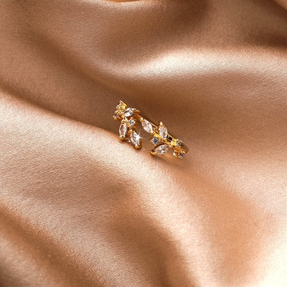 Adjustable ring with crystal leaves in gold
